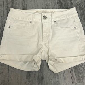 Woman’s white AE American Eagle midi sz size 4 Jean shorts
